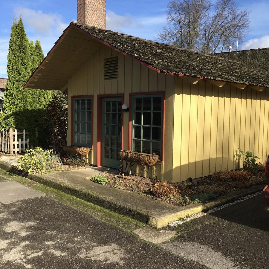 The Village Green Cottage Grove Exteriör bild
