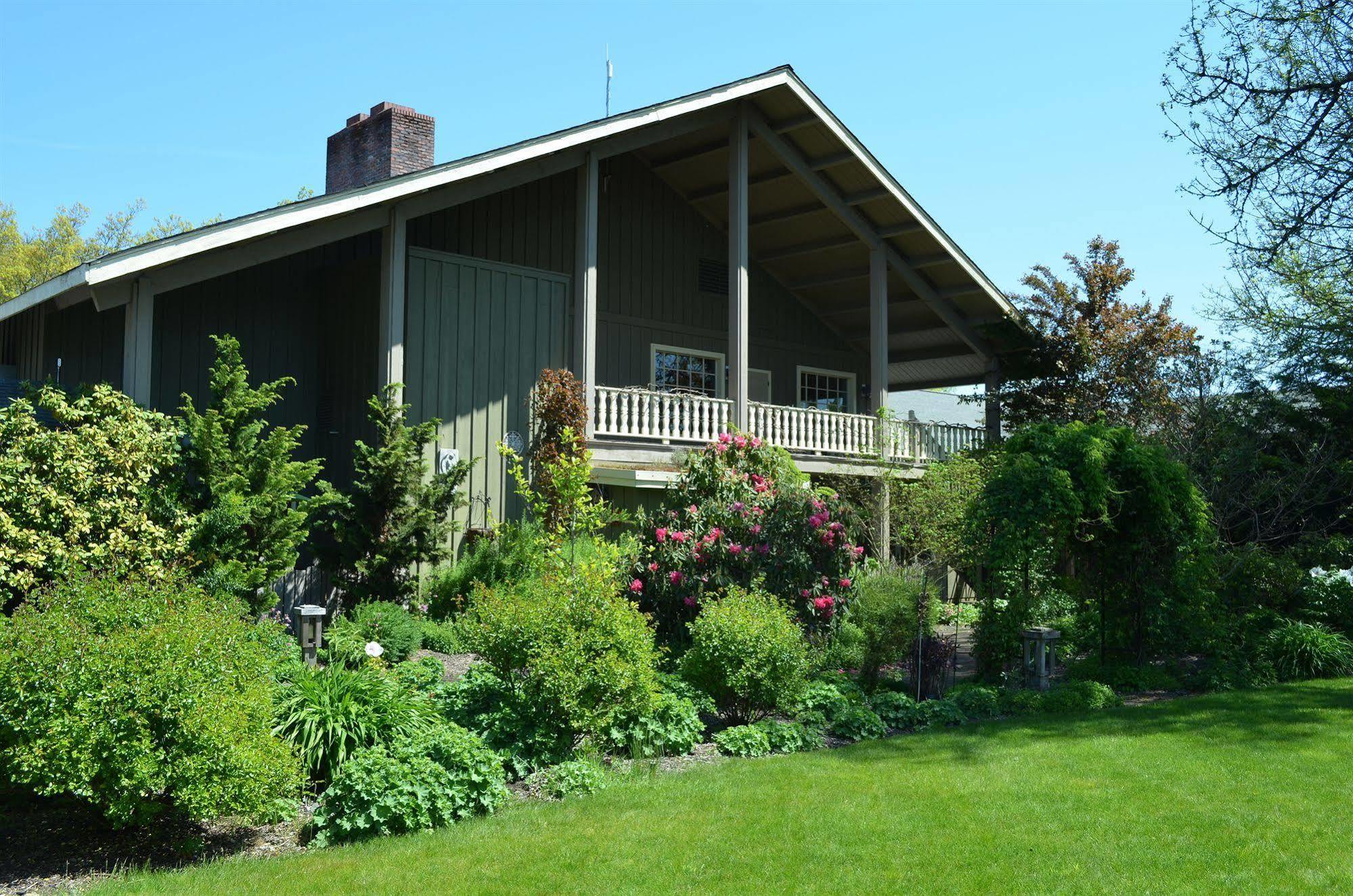 The Village Green Cottage Grove Exteriör bild