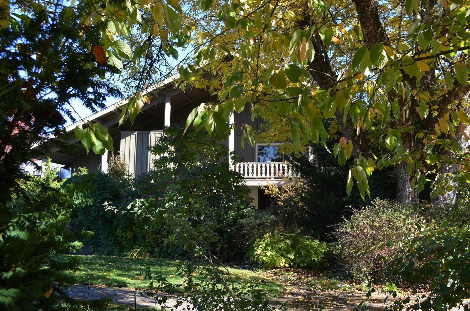 The Village Green Cottage Grove Exteriör bild